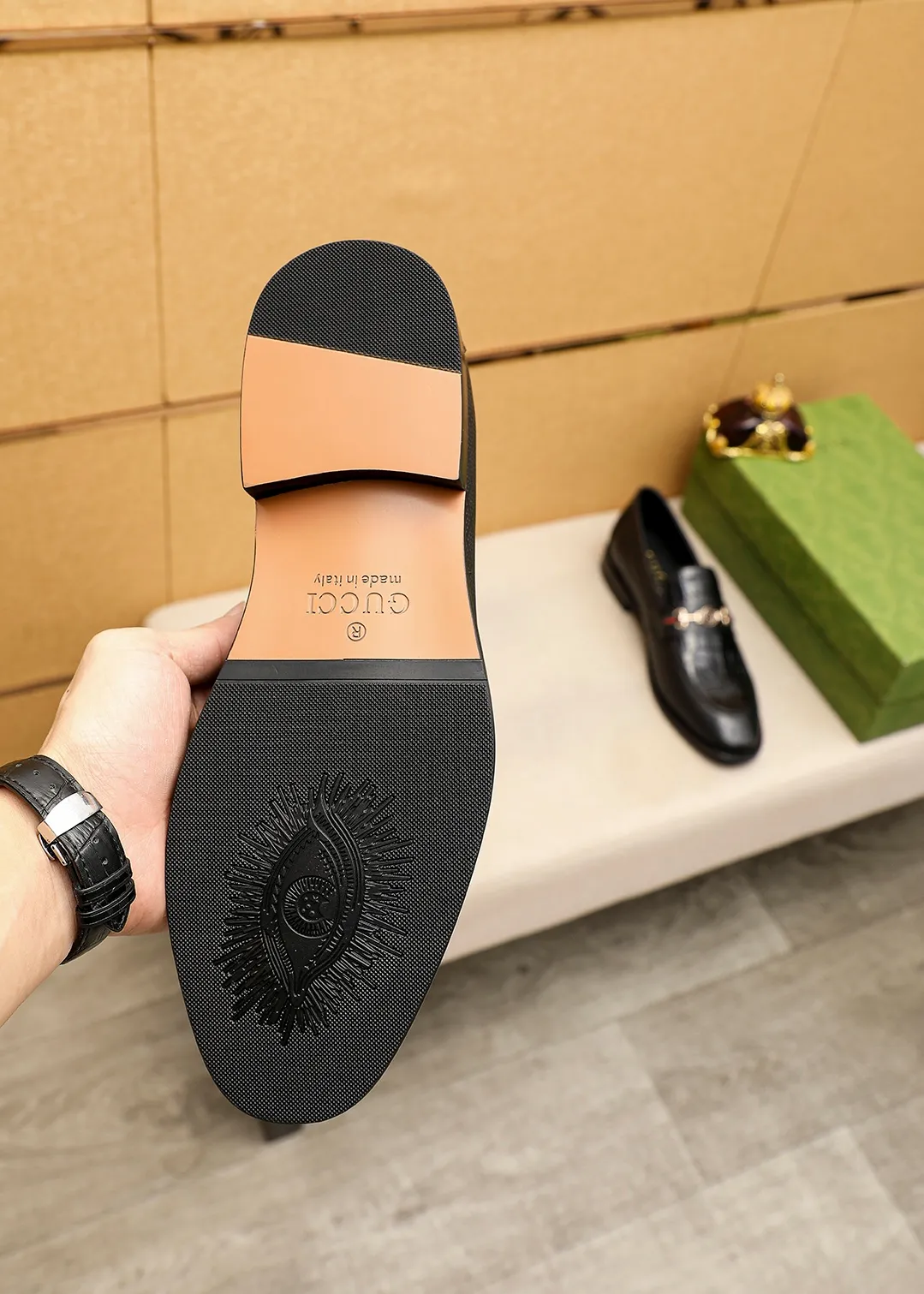 Men's shoes 💰442 💐 Product trademark: GUCCI "Gucci" casual leather shoes Regular size: 38-44 (45.46🉑️customized) Product materials: Selected imported first-layer calfskin embossed upper + luxury hardware buckle, imported small dyed cowhide leather lining. Strong three-dimensional visual effect, combined outsole Color: 1⃣️color optional